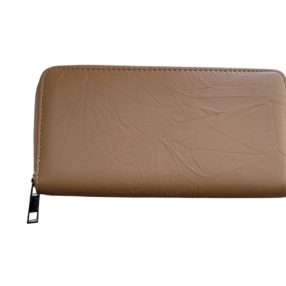 Boutique Handbags - Elegant Tan Wallet